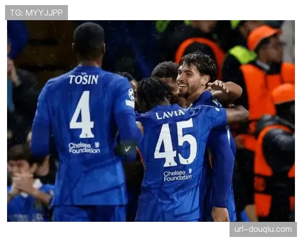 切尔西3-0十人巴萨，埃斯特旺一条龙破门，阿劳霍染红