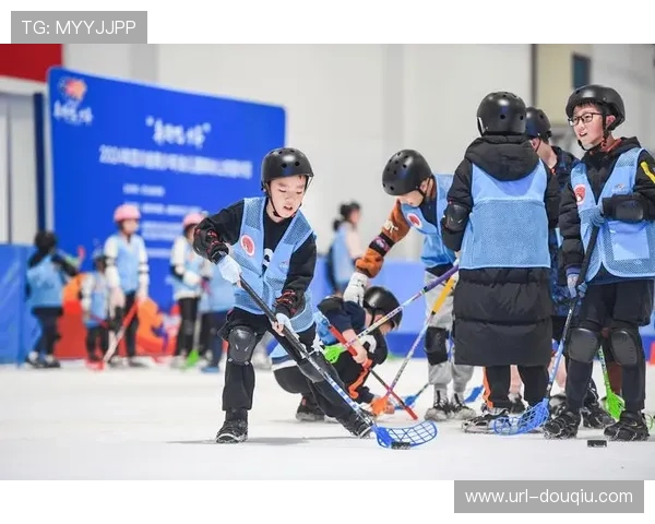 冰球少年麻禹硕尝试曲棍球:球杆不同但乐趣相似