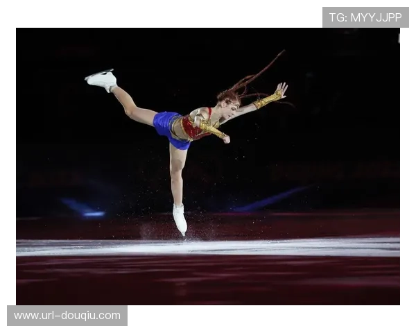 冬奥会花样滑冰：美国组合抛跳失误，现场观众掌声鼓励