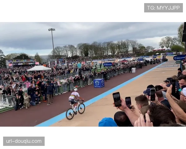 “老石头路”的咆哮:巴黎-鲁贝赛前石头路段的最后整备 “老石头路”的咆哮:巴黎-鲁贝赛前石头路段的最后整备