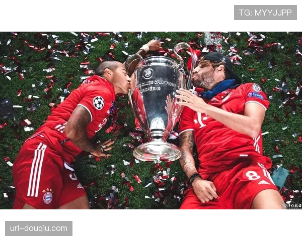 安联球场欧冠之夜：拜仁球迷巨型TIFO致敬俱乐部历史